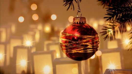 Sådan skaber du en hyggelig julestemning på arbejdspladsen med gavegaver